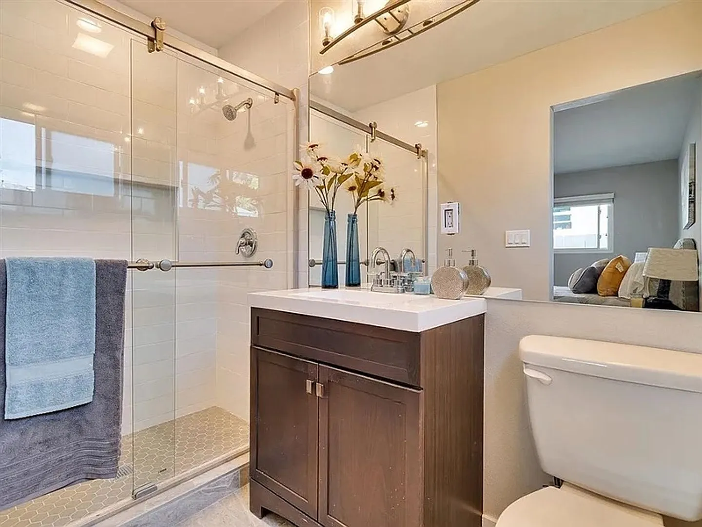 Stunning 6 Bed 3 Bath Home on Baja!! - Close Drive to Campus! — Photo 4