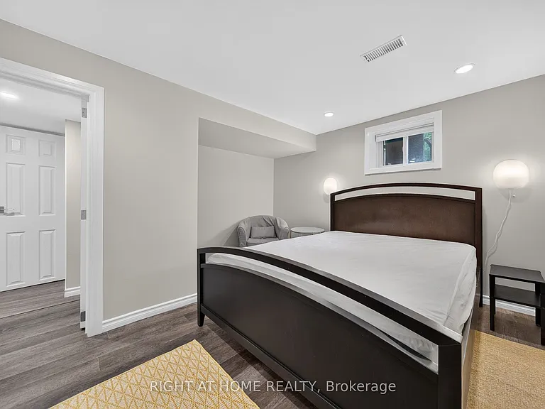 1599 Sandgate Cres #LOWER — Photo 18
