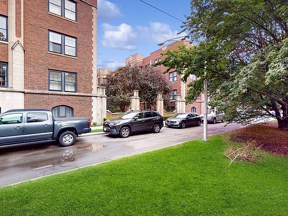 4th image of 1350 E Madison Park