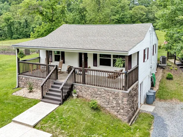 2481 Laymantown Rd, Troutville, VA 24175