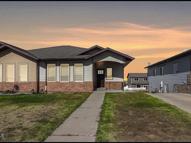 13697 Karen St — Photo 1