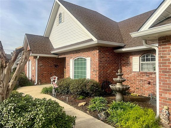 3rd image of 135 Lancelot Dr