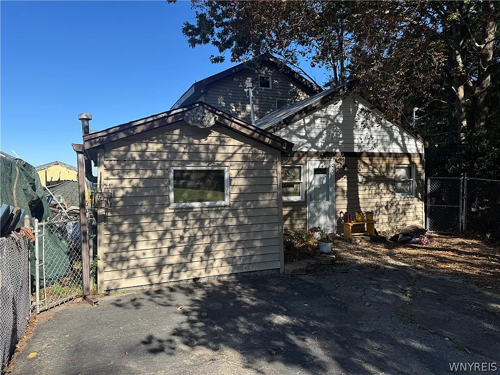 3 bed, 2.0 bath, 1292 sqft, $1,500 — Photo 1