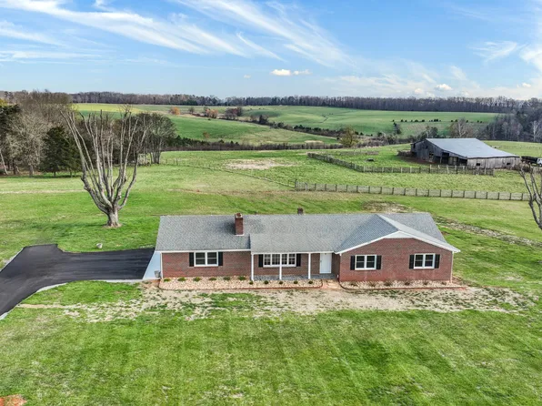 2558 Smith Mountain Lake Pkwy, Huddleston, VA 24104