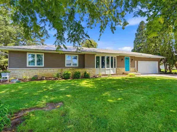 800 Circle Dr, Wellman, IA 52356