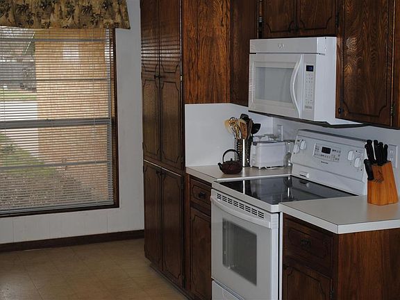 3rd image of 304 Evergreen Cir