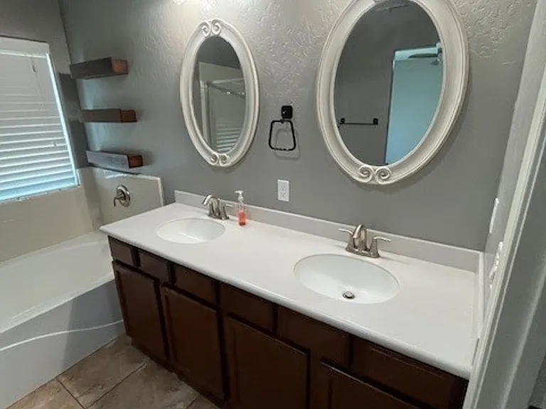 2437 W Glendale Ave — Photo 15