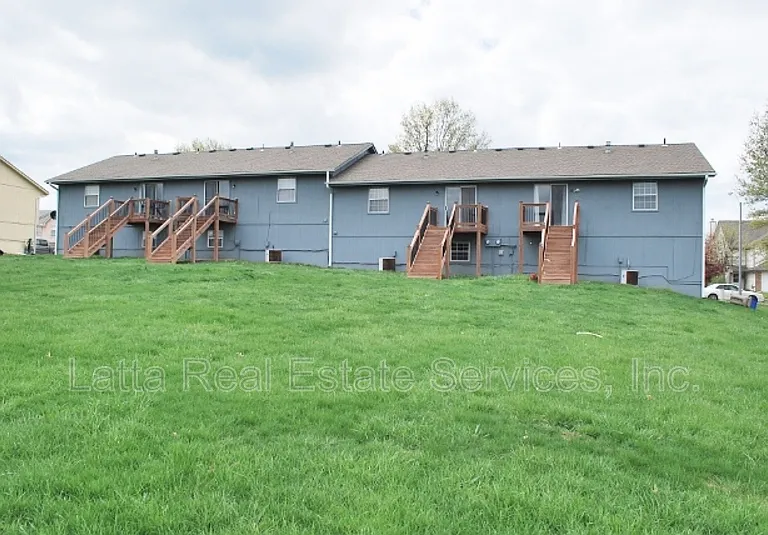 403 S Sunrise Dr — Photo 2