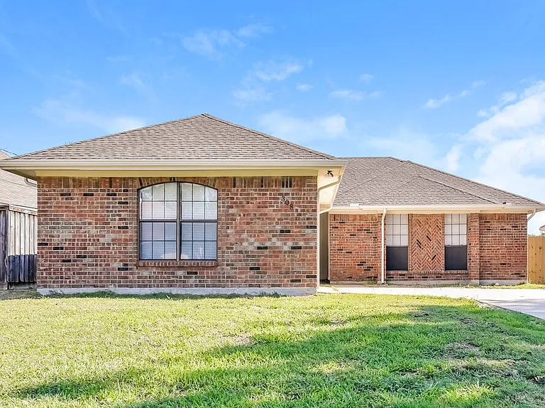 308 Southlake Dr — Photo 1
