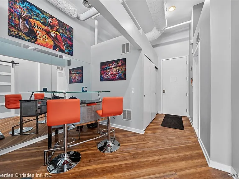 614 Troy St #105 — Photo 4