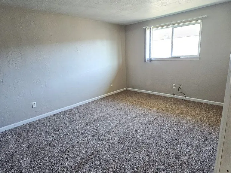 Apartment in West Salem near banks, shopping areas, bus lines, and downtown! ~ Colonial — Photo 98