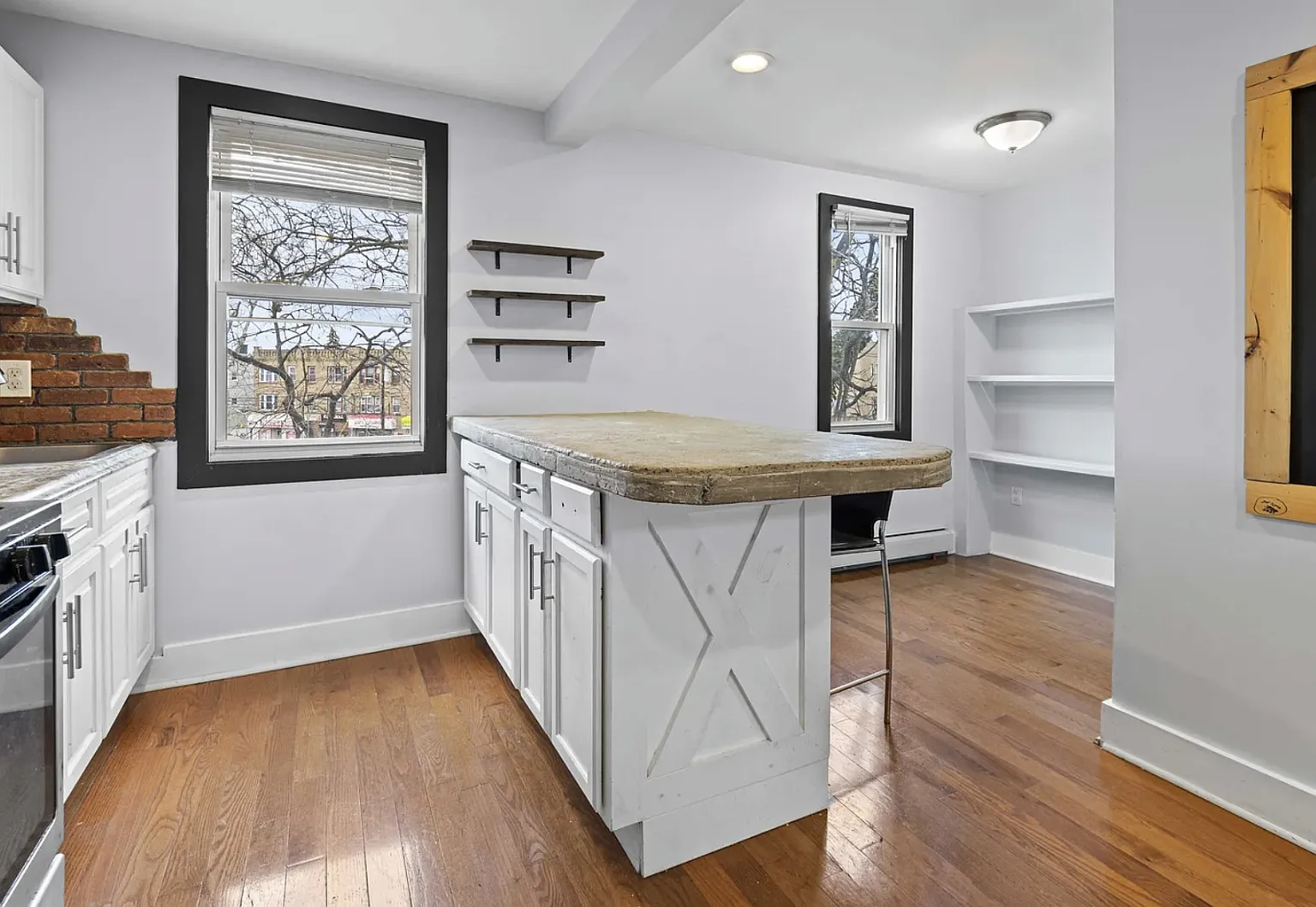 3 bed, 1000 sqft, $2,350 — Photo 3