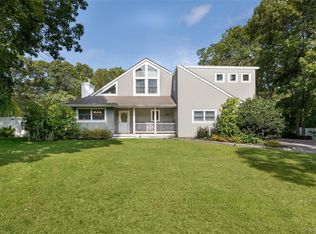 10 Pepi Ct, Hampton Bays, NY 11946