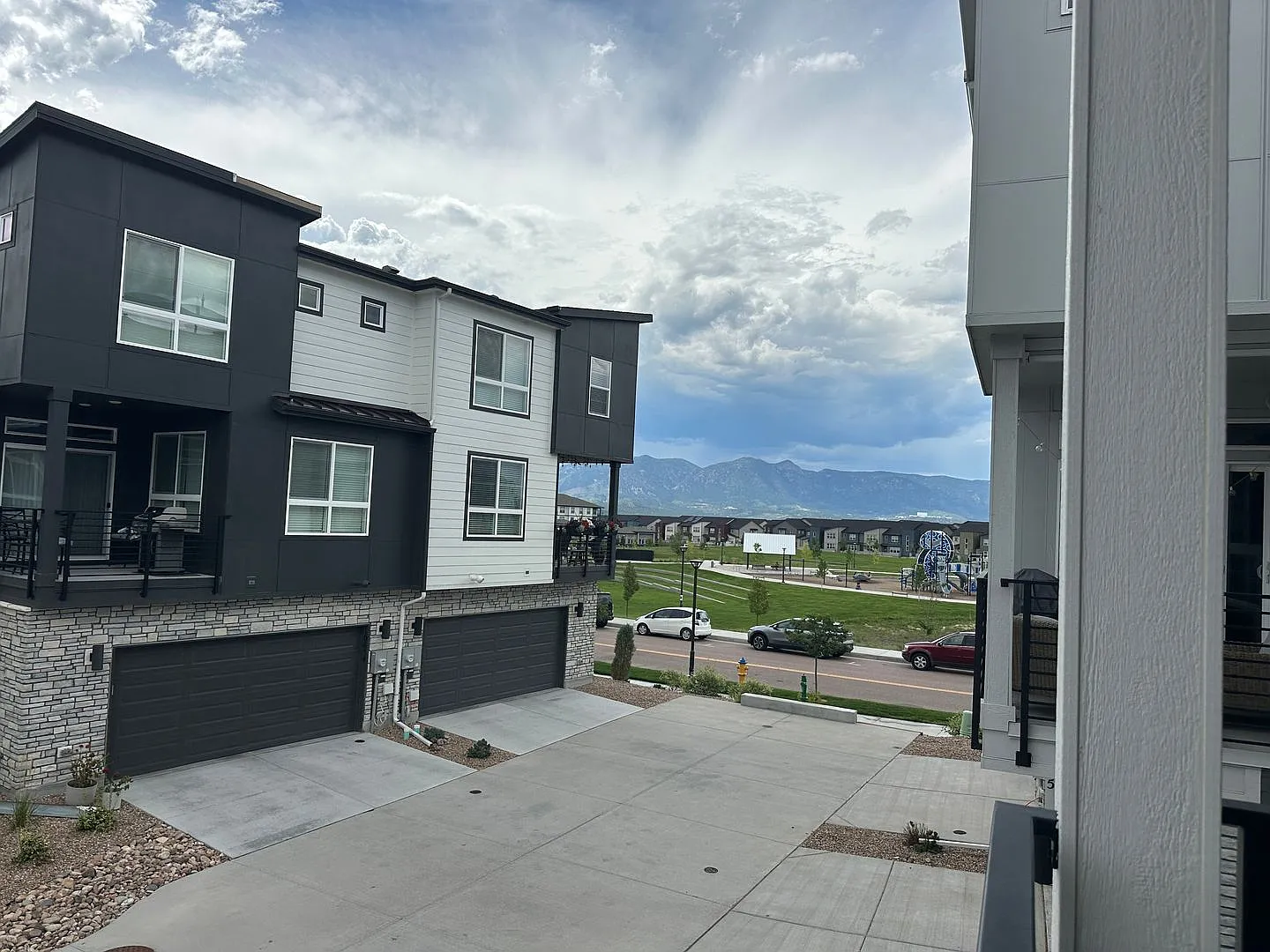 Modern Victory Ridge Townhouse with Mountain Views & 2-Car Garage — Photo 4