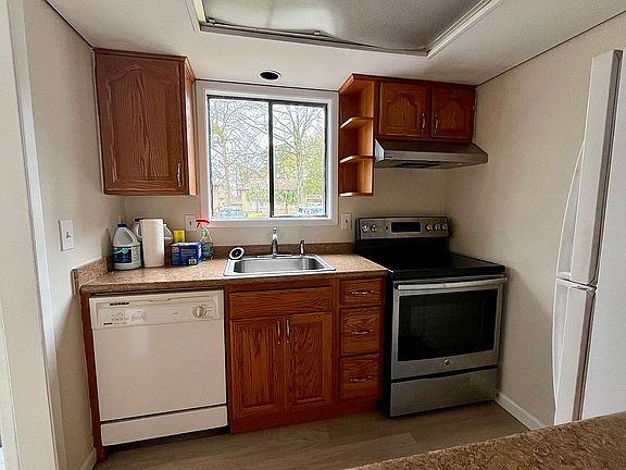 5th image of 1091 Seacliff Dr S
