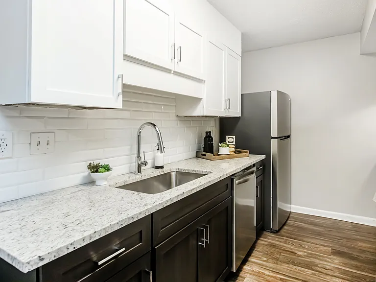 Silverstone Apartments — Photo 7