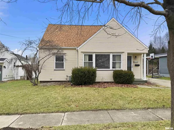 215 Court Dr, Washington, IL 61571