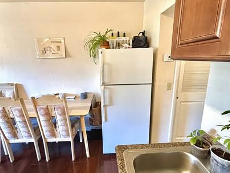 Cute and Cozy 1 Bedroom/1 Bathroom Apartment - Complex is Gated — Photo 6