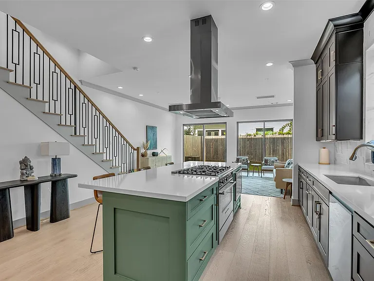 1724 Ridgewood St — Photo 7