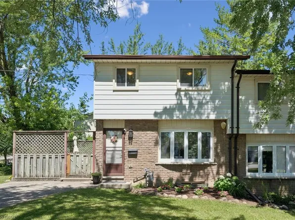 54 Ellis Cres N #A, Waterloo, ON N2J 4L2