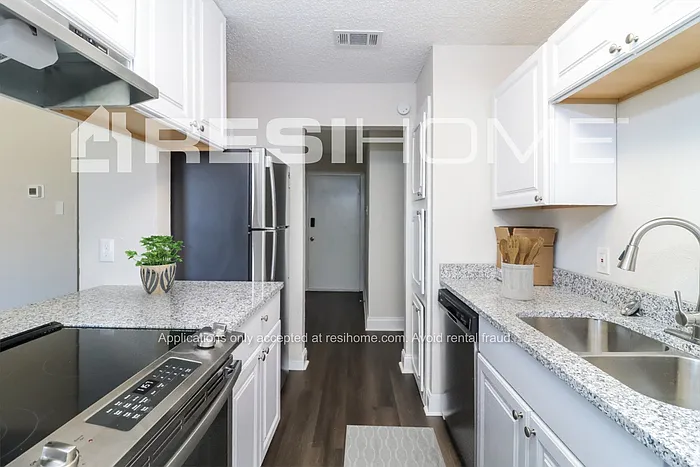 1104 Patrick St — Photo 3