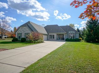 105 Trails Edge Ct, Hartland, WI 53029