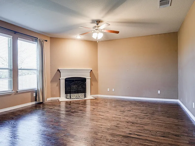 940 Lancashire Ln — Photo 4