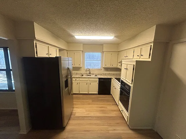 401 Towne House Ln — Photo 3