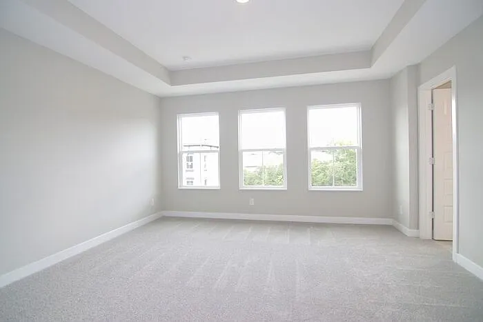 933 Yorkshire Ln — Photo 10