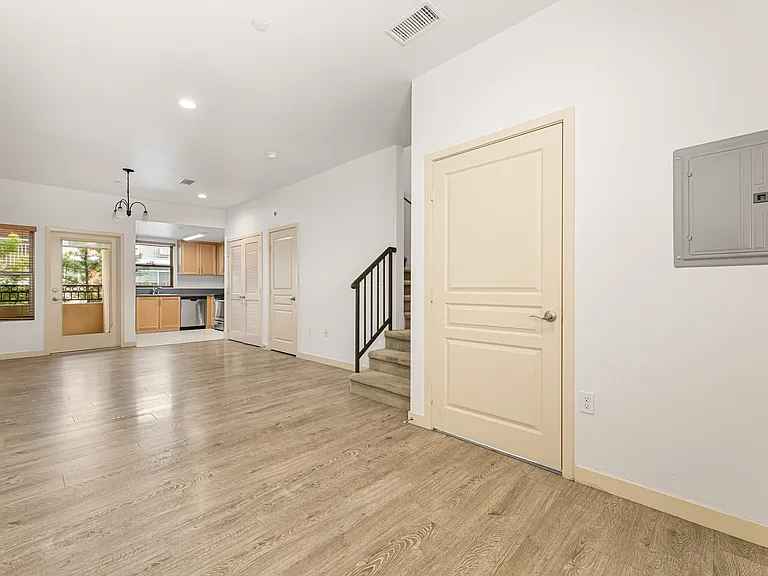 13439 Burbank Blvd — Photo 10