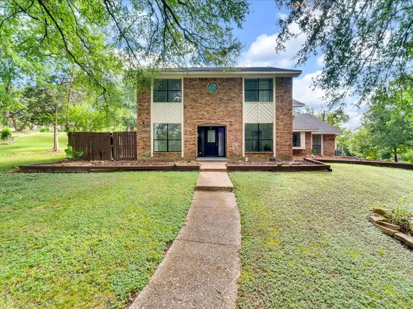 392 Creekwood Dr, Lancaster, TX 75146