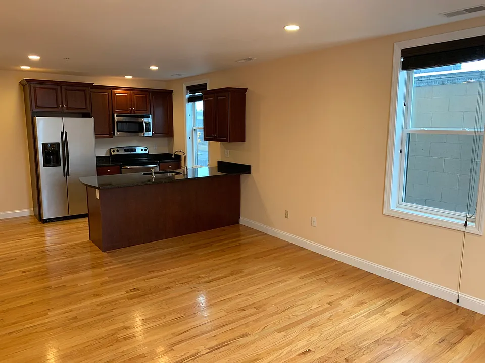 100 Fellsway W #204