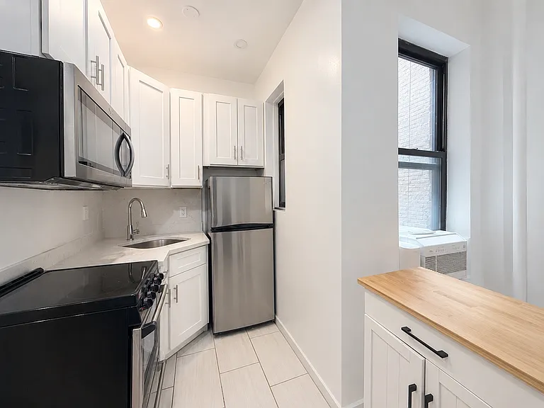 346 W 56th St #3C — Photo 6