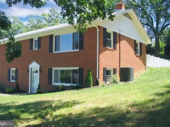 22 Canaan St, Luray, VA 22835