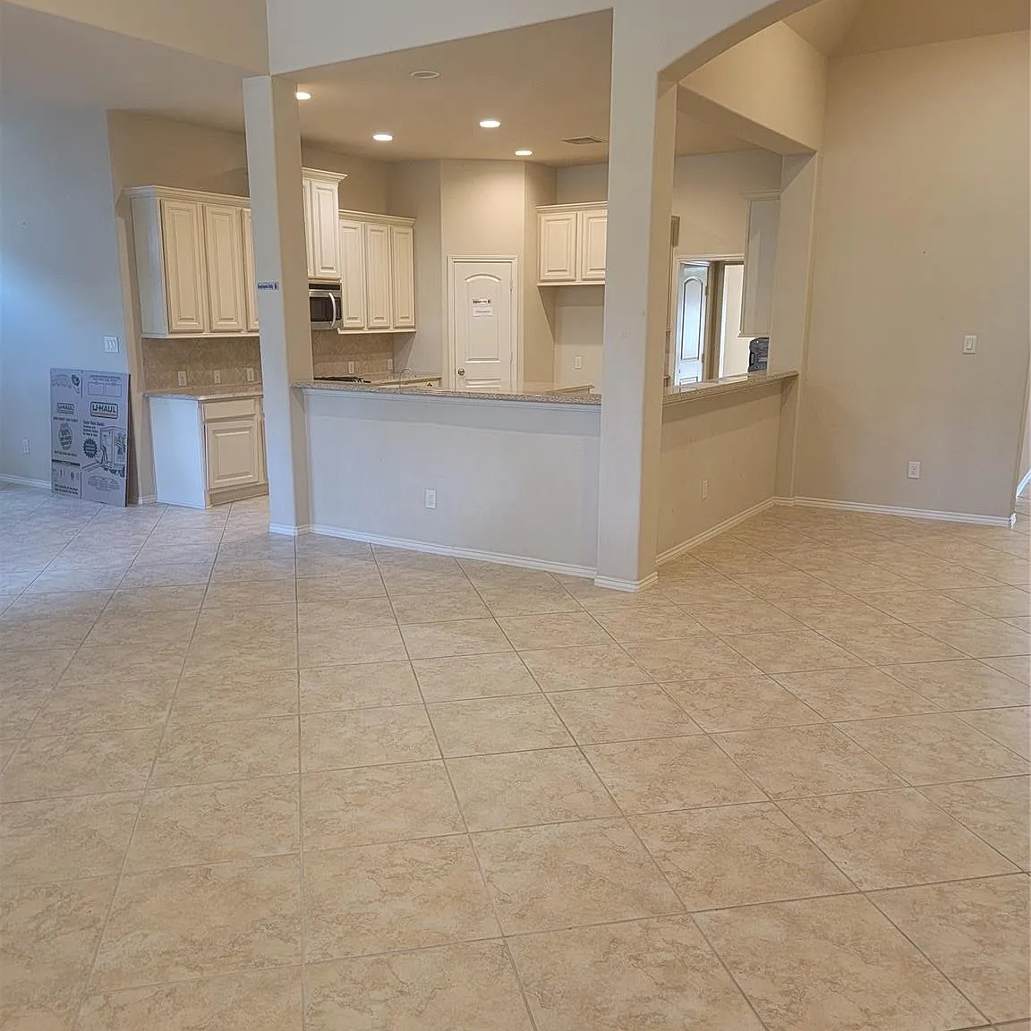 4 bed, 3.5 bath, 3289 sqft, $2,750 — Photo 4