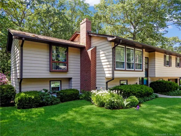 17 West Drive, Ledyard, CT 06335