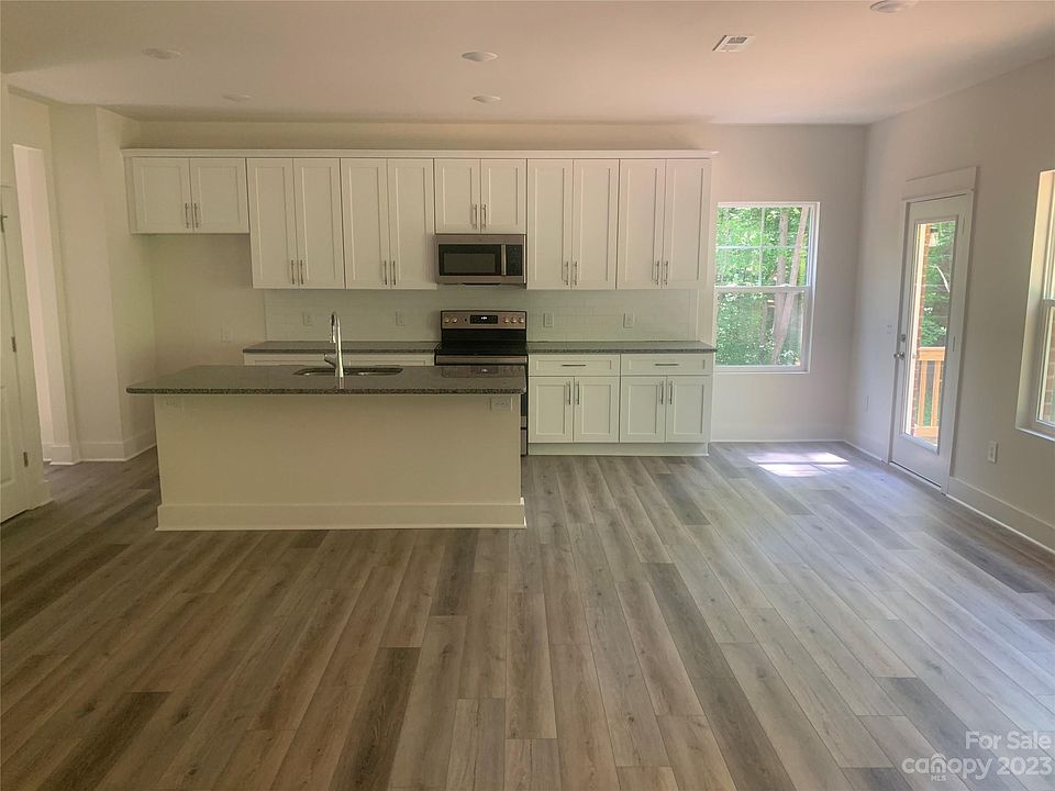 2nd image of 320 Heritage Pl #5