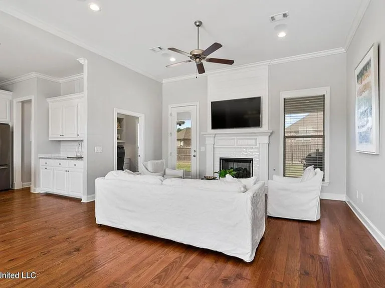 313 E Buttonwood Ln — Photo 4