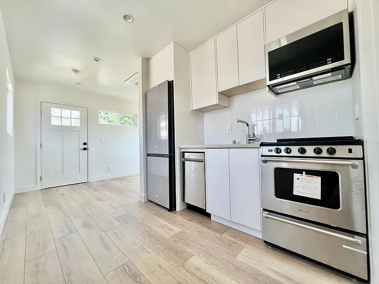 437 1/2 N Mountain View Ave — Photo 6