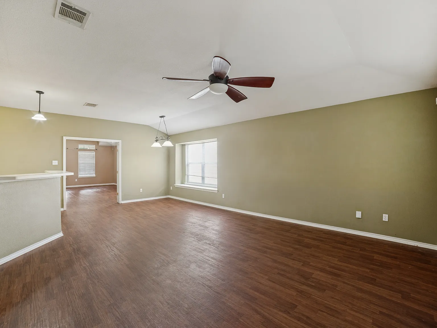 3 bed, 1844 sqft, $1,950 — Photo 4
