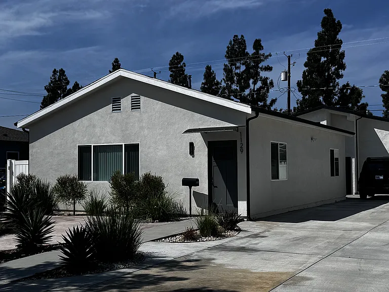 1129 N Catalina St — Photo 1