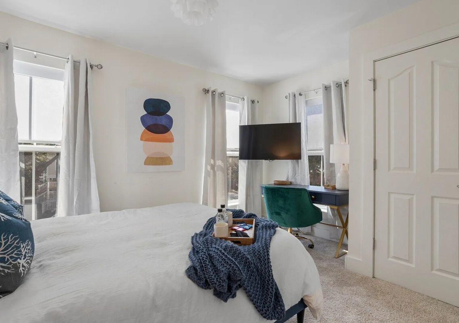 Boutique Downtown Cottage with Golf Cart — Photo 4