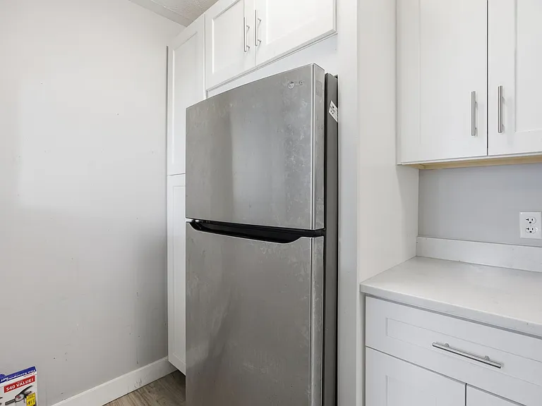 827 Hinnerman St — Photo 2
