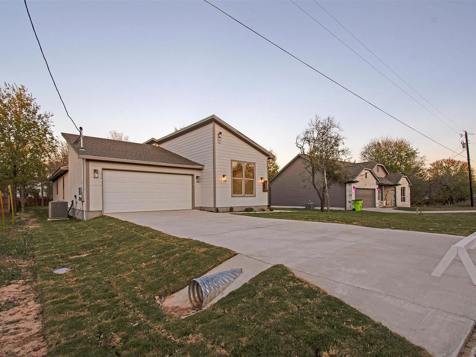 4 bed, 2.0 bath, 2016 sqft, $2,200 — Photo 3