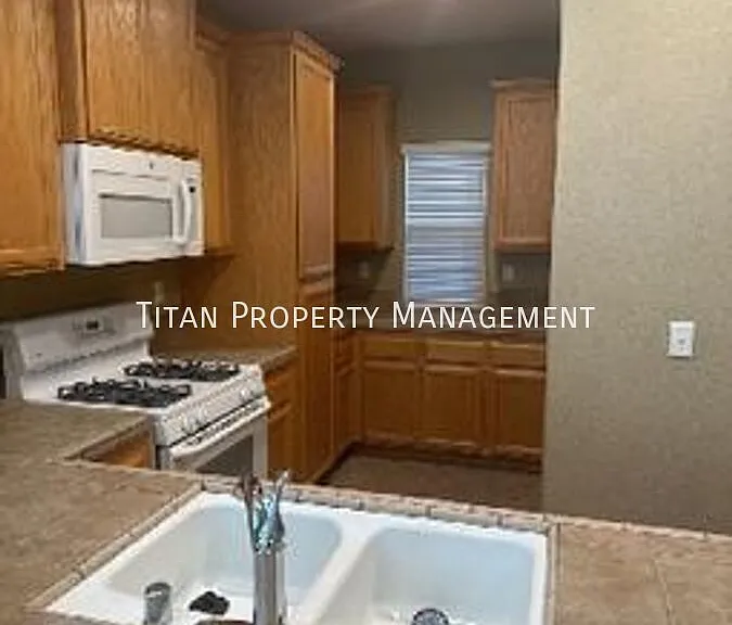 421 Phoenix Cir — Photo 6
