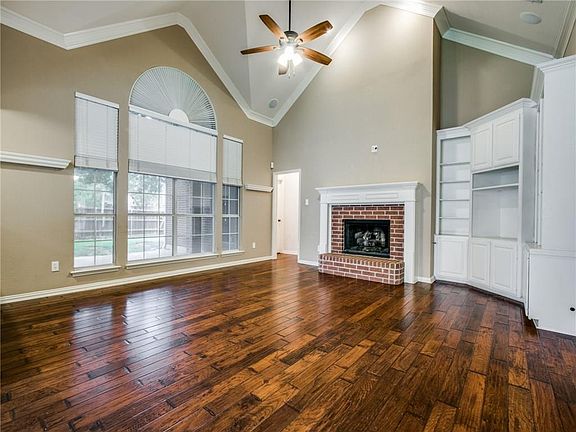 2nd image of 1121 Sugarberry Ln