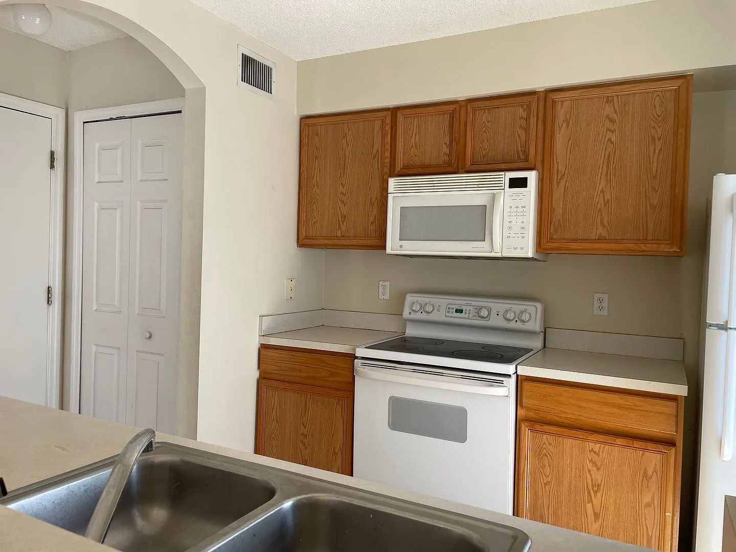 3Bed/2.5Bath $1740/month Townhouse in Waterside Community Available October 2026 — Photo 4