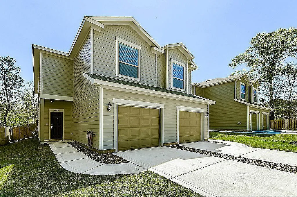 3 bed, 2.5 bath, 1551 sqft, $1,699 — Photo 1