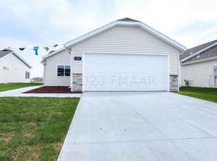 529 Westview Ln E, West Fargo, ND 58078