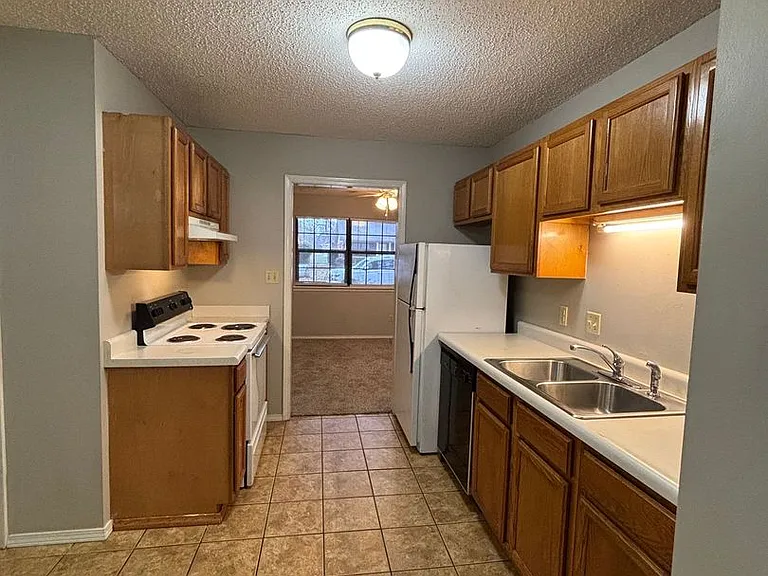 3327 N Detroit Ave — Photo 10